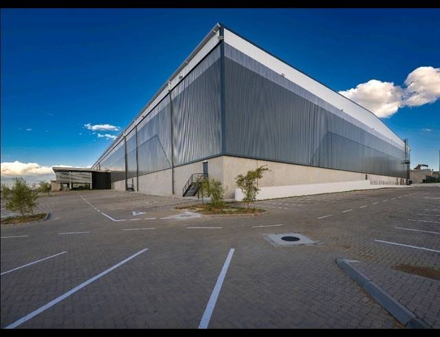 19,099M² WAREHOUSE TO LET IN LONGLAKE